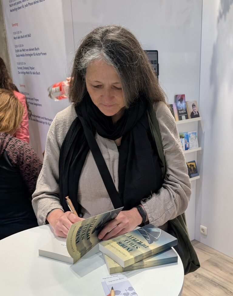 Christine Eickenboom signiert ein Buch